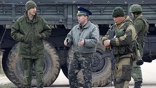 Tenso encuentro entre pilotos ucranianos y las fuerzas que han tomado la base aérea de Belbek [upl. by Oderf66]