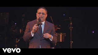 Gilberto Santa Rosa  La Agarro Bajando En Vivo [upl. by Mitzl]