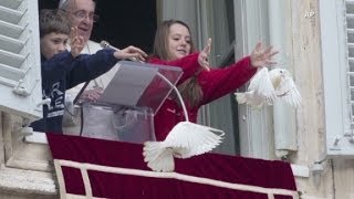 Pope Francis peace doves attacked [upl. by Naamana]