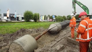 Pulling in a main sewer pipe  rioolbuis trekken [upl. by Xenos]