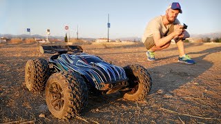 CARRO DE CONTROLE REMOTO QUE CORRE A 80Km POR HORA JLB Racing Cheetah Brushless RC Car Truggy [upl. by Rehsu49]