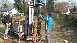 Brunnen bohren mit fahrbarer Bohrmaschine Teil 1 portable water well drilling machine in action [upl. by Zondra]