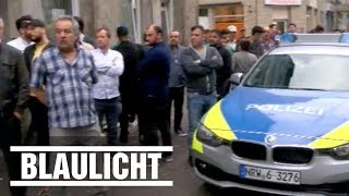 Mob greift Polizisten in Duisburg an  Bis zu 250 Personen [upl. by Maryjane]