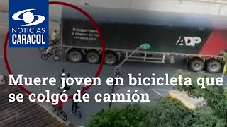 Muere joven en bicicleta que se colgó de camión en medio de peligrosa práctica [upl. by Lilhak]